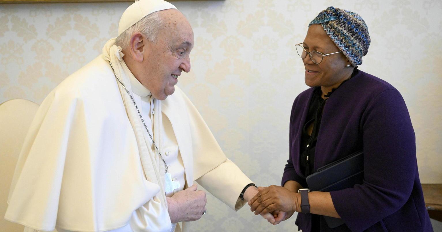 Il Papa cade in casa, braccio immobilizzato. E domenica torna a ’Che Tempo Che Fa’