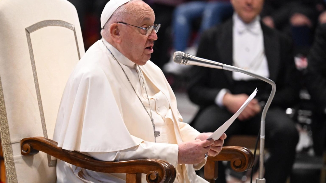 Papa Francesco accusa Israele di crudeltà a Gaza, Tel Aviv risponde con accuse di doppio standard. Polemica sui permessi al Patriarca Pizzaballa.