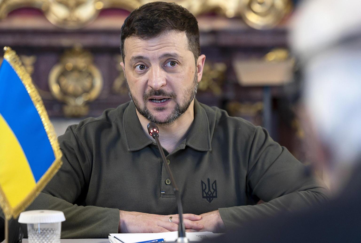 Zelensky ringrazia l'Italia per il supporto e discute futuro con Crosetto a Kiev