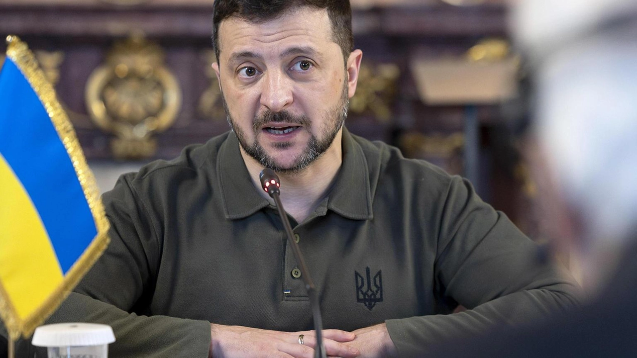 Il presidente ucraino Zelensky ha incontrato il ministro Crosetto a Kiev per discutere di difesa aerea e produzione congiunta.