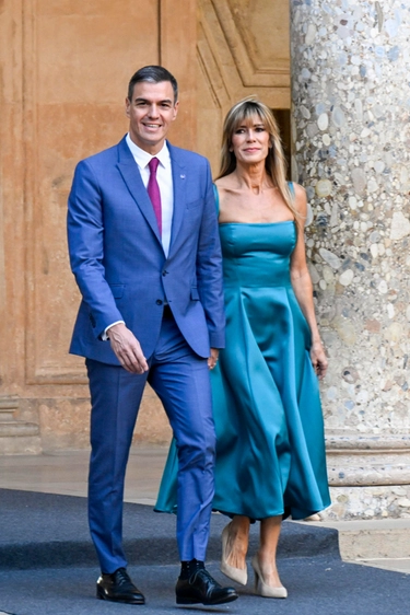 Chi è Begona Gomez, la moglie del premier Pedro Sanchez: il lavoro nelle Ong e le passioni per moda e sport