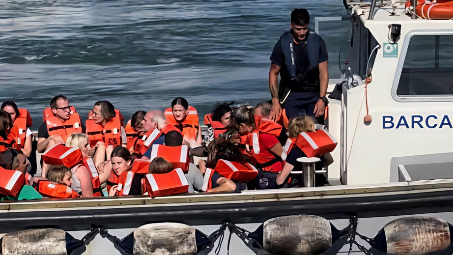 Incendio a bordo di traghetto Corsica Sardinia Ferries diretto all'Elba: evacuati 300 passeggeri, due lievi feriti rifiutano ricovero. Procedura di emergenza attivata a Piombino.