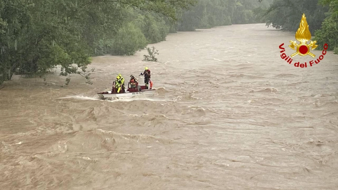 I vigili del fuoco controllano le rive del fiume Natisone (Ansa)