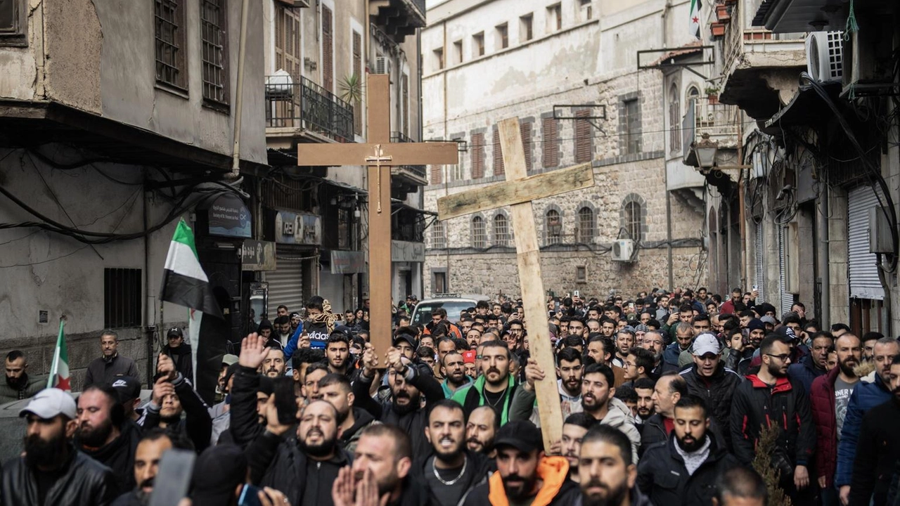 Centinaia di manifestanti a Damasco dopo l'incendio di un albero di Natale a Hama. Proteste per i diritti dei cristiani in Siria.