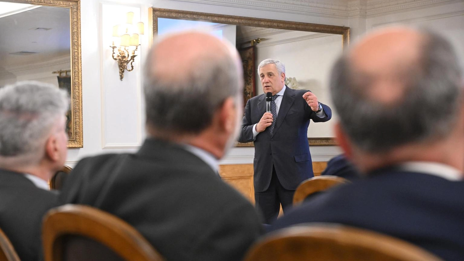Tajani, 'in Ue nessun accordo con la Lega finché è con Id'