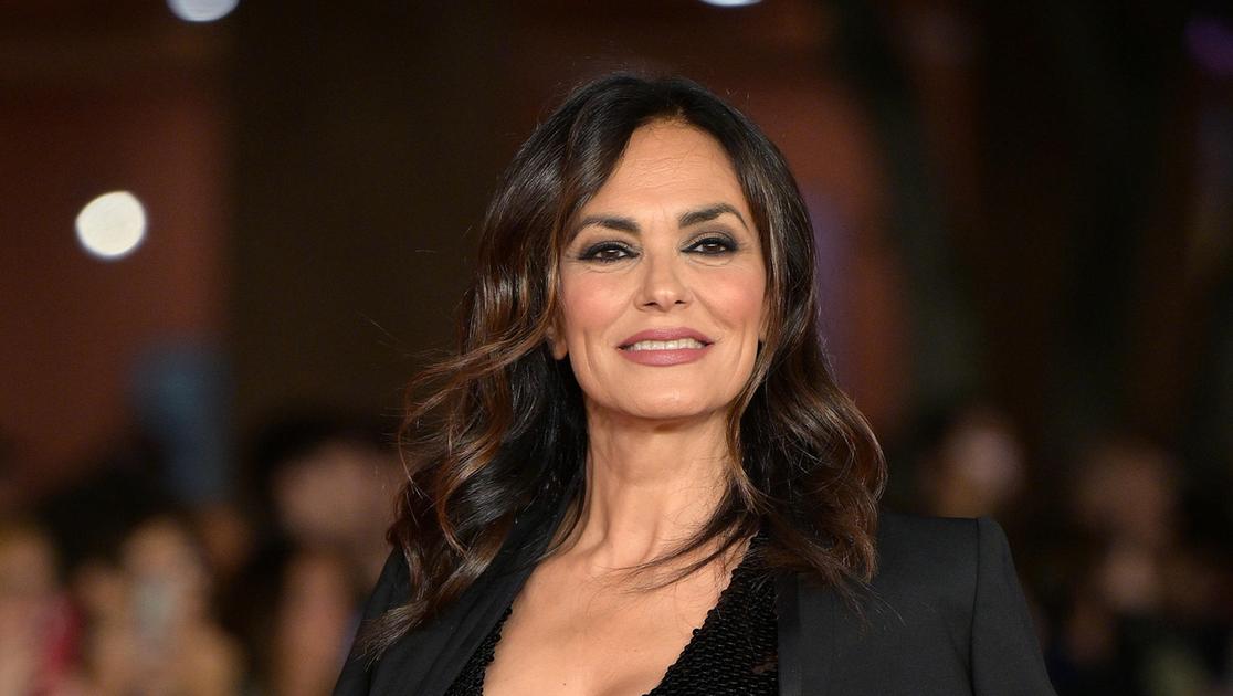 Maria Grazia Cucinotta: “Papà mi voleva postina, debuttai da odalisca in tv”