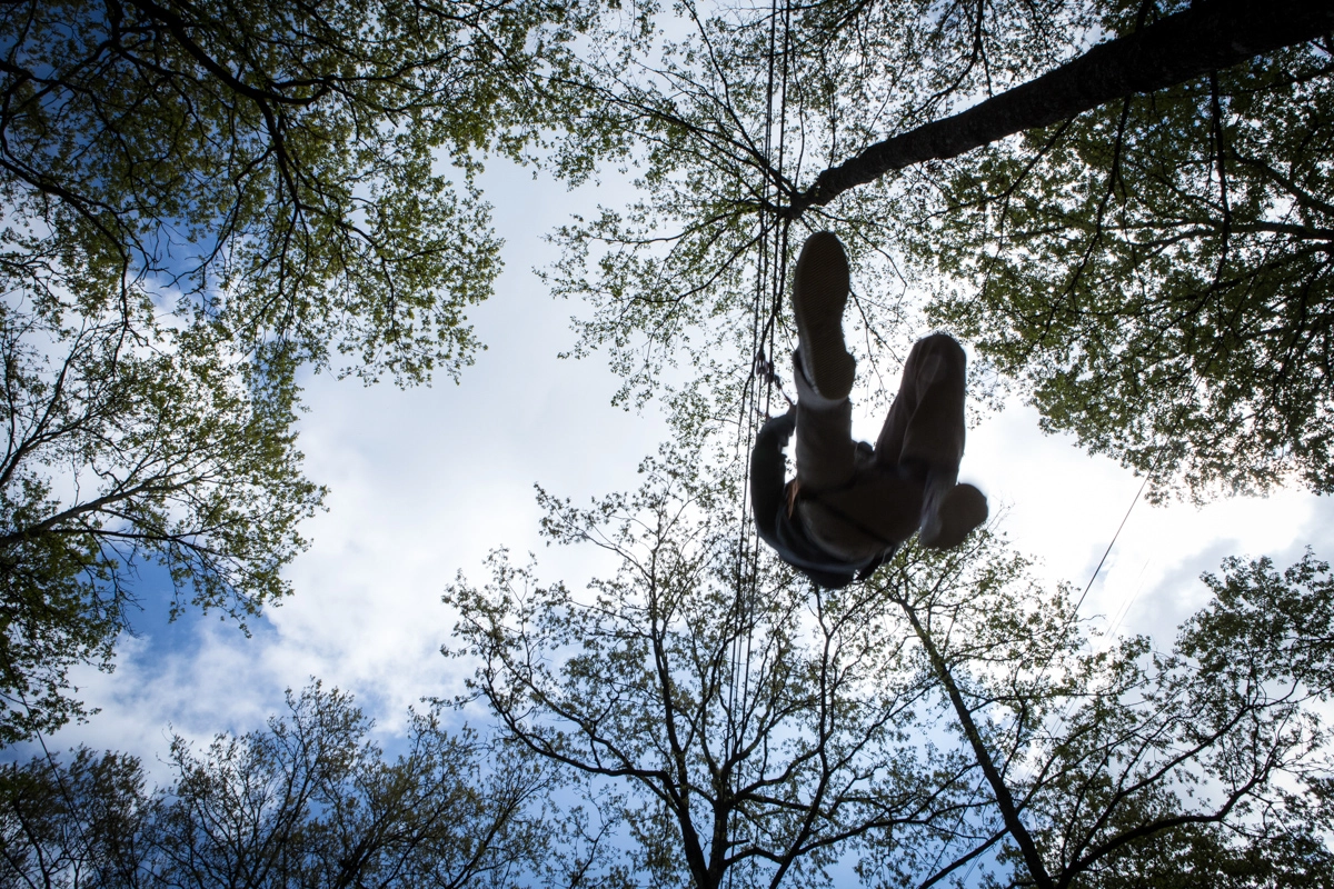 Cammino su un filo tra gli alberi al parco avventura IL Gigante