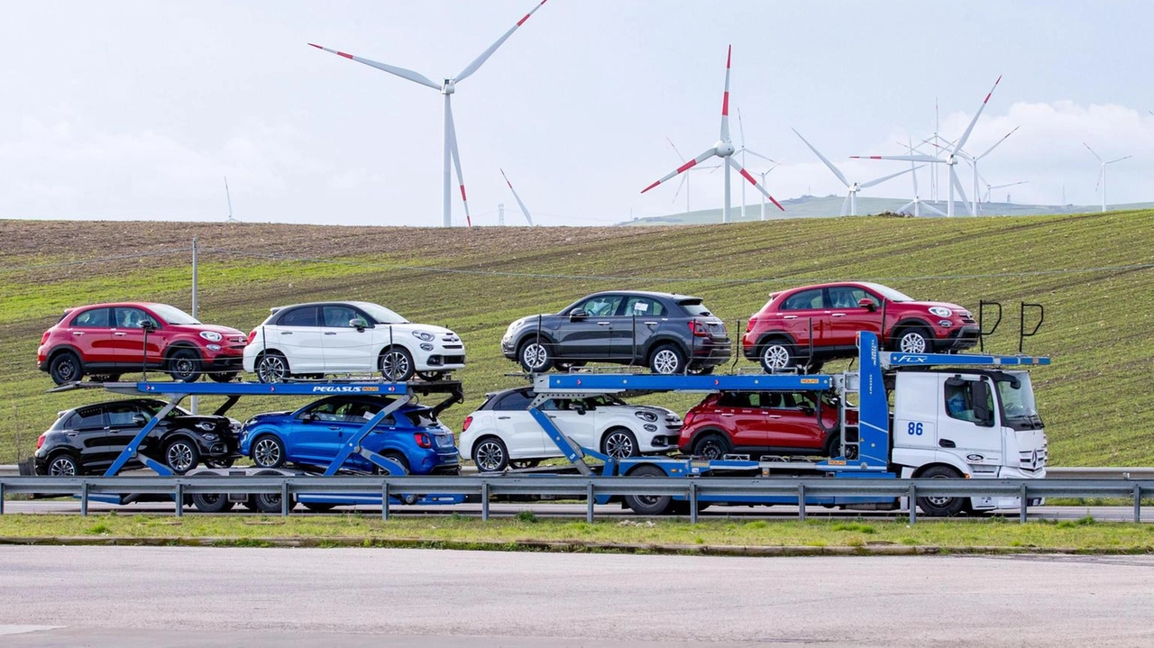 -1,6% sui tre mesi precedenti. Pesa la caduta del settore auto