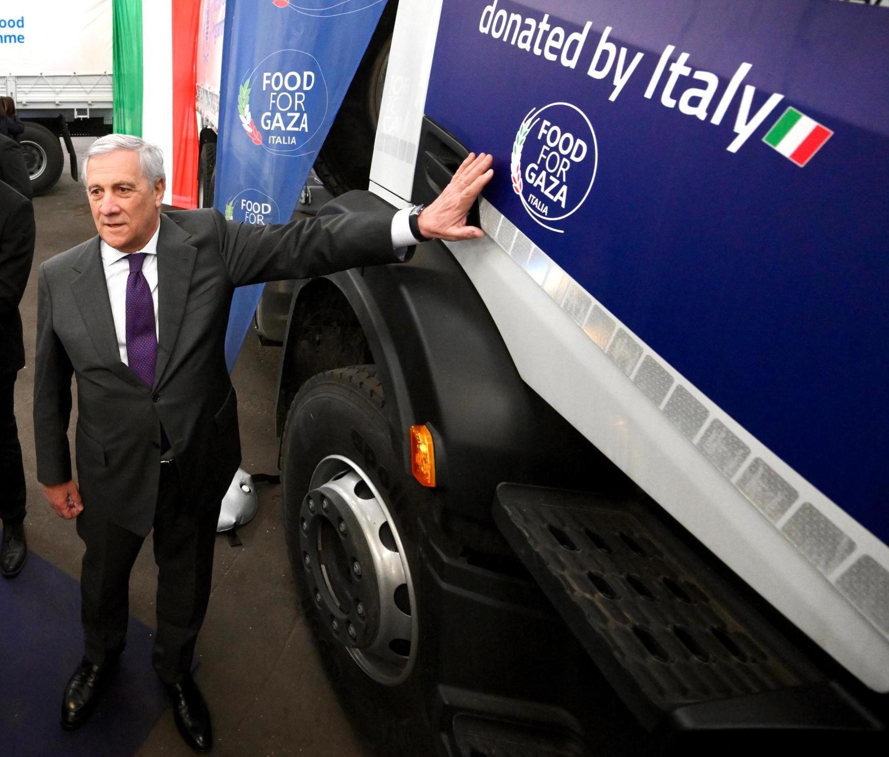 Aiuti italiani per Gaza. La visita di Tajani: "Due popoli, due Stati"