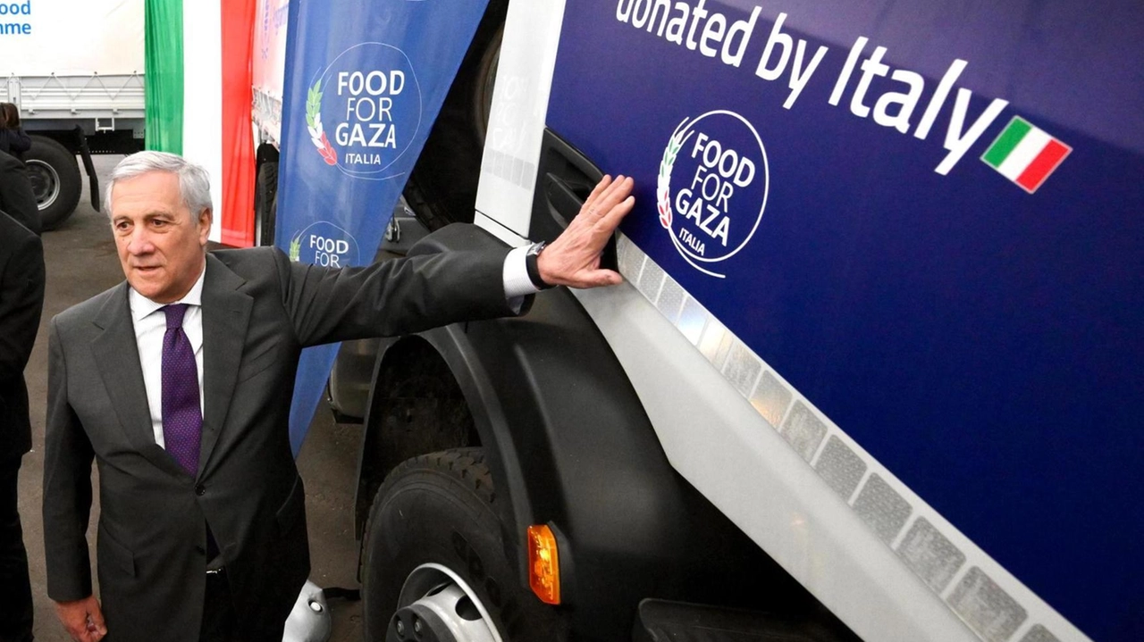 Il ministro degli Esteri Antonio Tajani nel porto di Ashdod, mostra un camion con gli aiuti donati dall’Italia per Gaza