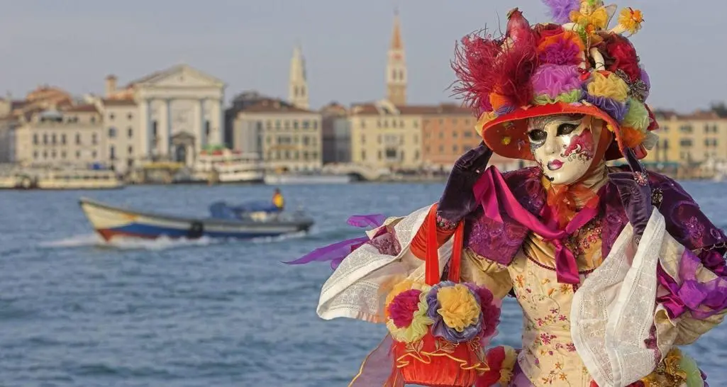 L’etimologia della festa deriva dal latino ‘carnem levare’. Se a Venezia i costumi sono all’insegna dell’eleganza in altri luoghi della Penisola le tradizioni si rifanno a usanze più popolari e satiriche