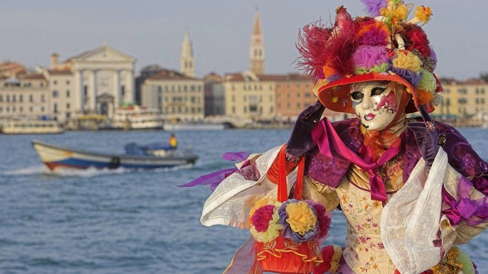 L’etimologia della festa deriva dal latino ‘carnem levare’. Se a Venezia i costumi sono all’insegna dell’eleganza in altri luoghi della Penisola le tradizioni si rifanno a usanze più popolari e satiriche