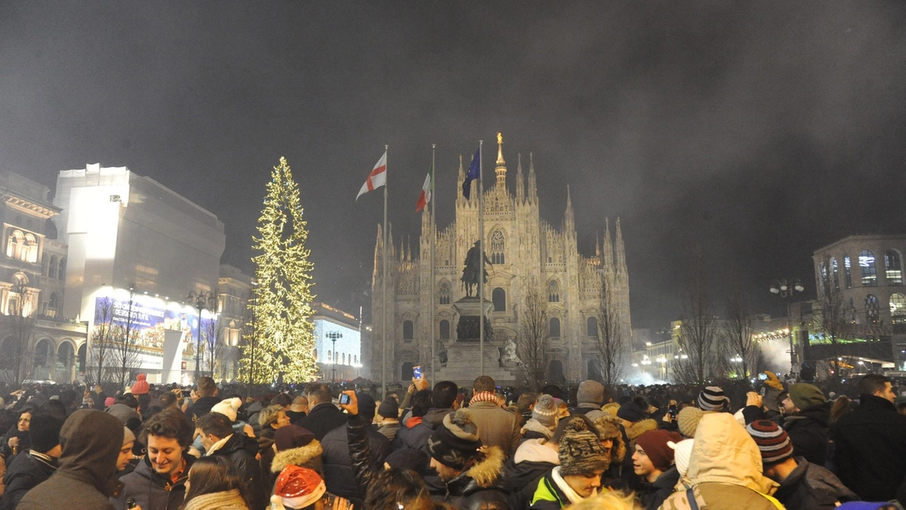 Fumogeni e fuochi d’artificio in piazza Duomo la notte di Capodanno