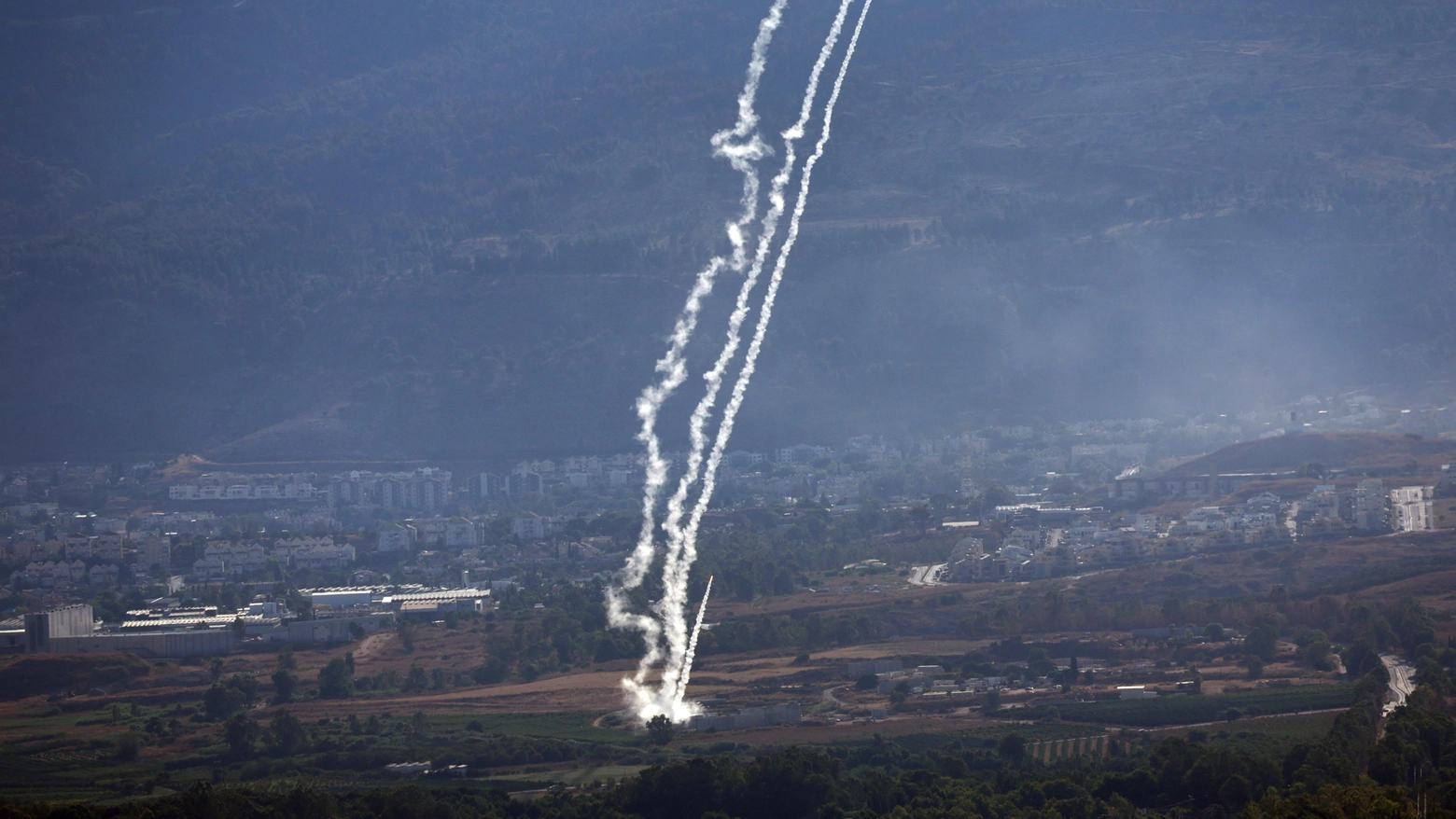 Un razzo di Hezbollah intercettato dal sistema di difesa aereo di Israele (Ansa)