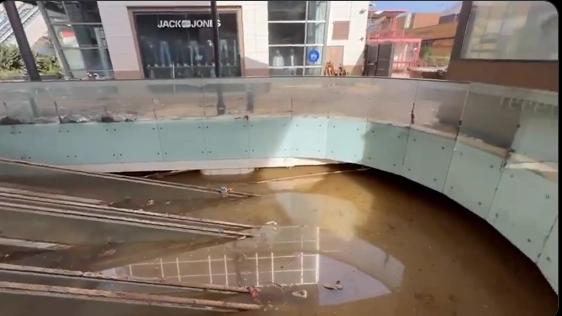 Il parcheggio del centro commerciale Bonaire di Aldaia completamente sott'acqua