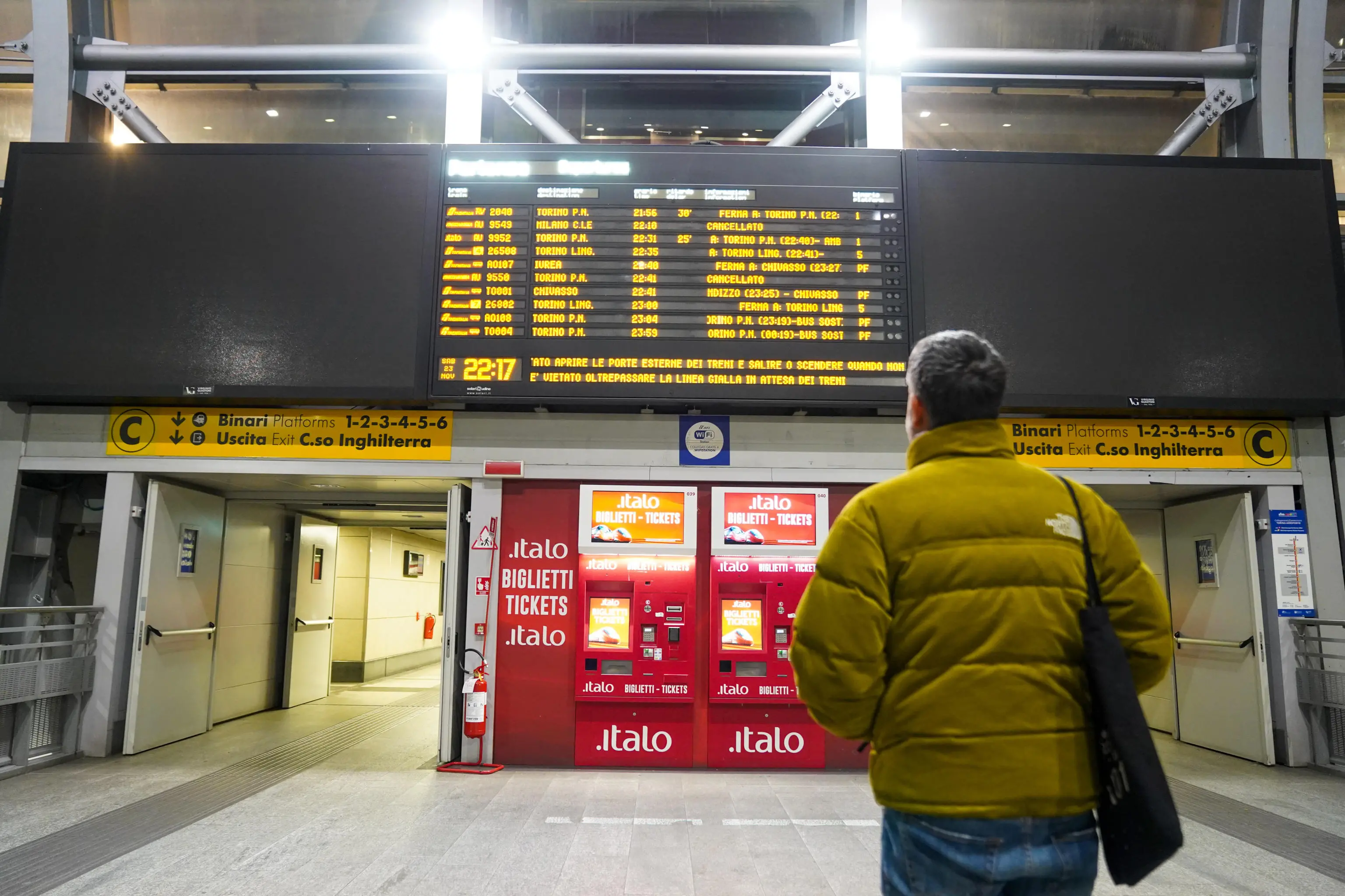 Sciopero venerdì 13 dicembre: stop a treni, metro e bus. Si fermano anche taxi e sanità