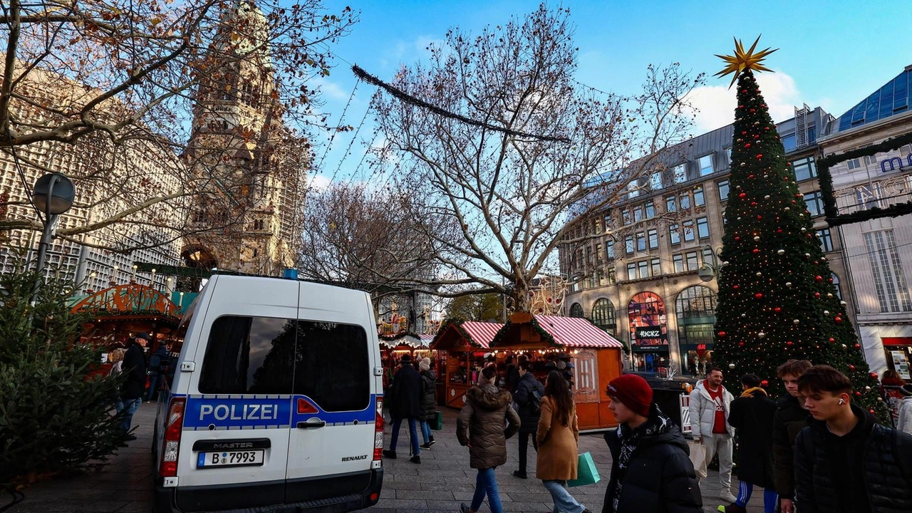 Un uomo ha ferito diversi passanti con un coltello a Berlino. Due persone in gravi condizioni. La polizia esclude movente terroristico.