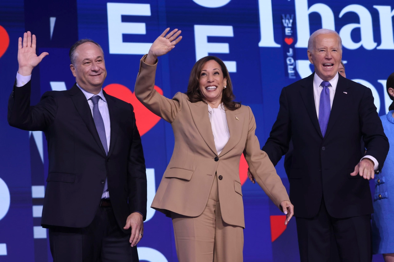 Doug Emhoff, la moglie Kamala Harris e Joe Biden al United Center di Chicago