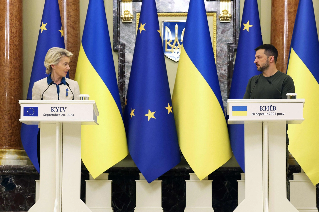 Ursula von der Leyen in conferenza stampa con il presidente ucraino Volodymyr Zelensky