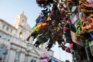 La storia della Befana tra leggende e curiosità, perché si chiama così e come mai porta la calza