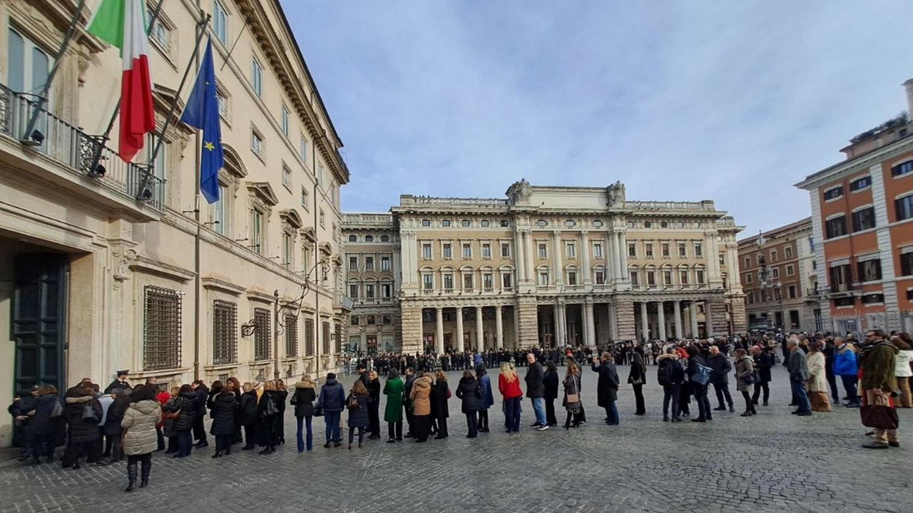 In fila per brindare con Meloni