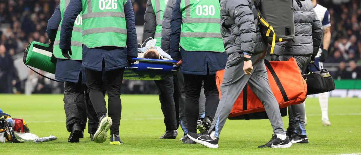 Rodrigo Bentancur si infortuna durante Tottenham-Liverpool in Carabao Cup