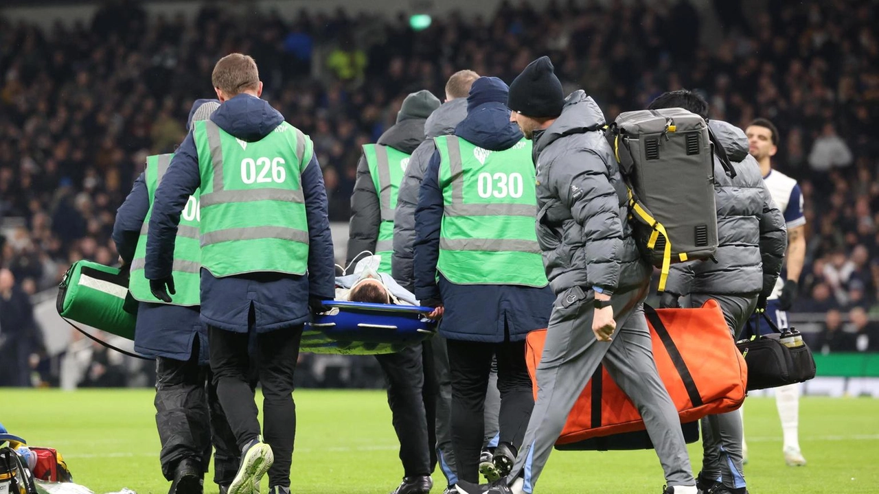 Il centrocampista Bentancur crolla in campo, trasportato in ospedale. La partita riprende dopo un lungo stop.