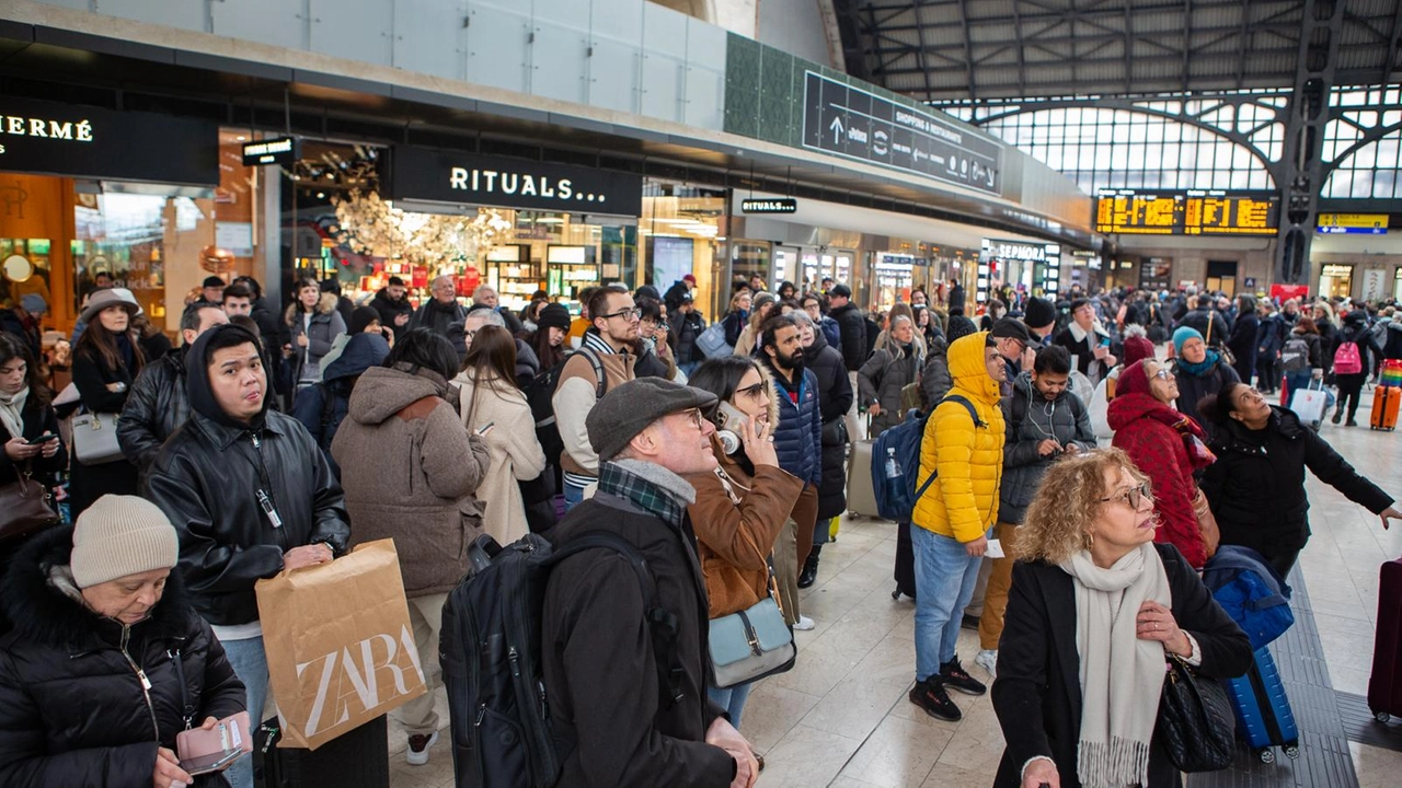 In stazione Centrale i passeggeri guardano i tabelloni sperando di vedere buone notizie per il proprio treno (foto Ansa/Canella)