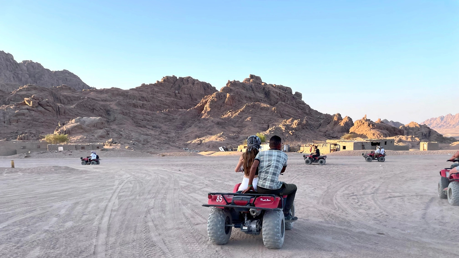 Tra il deserto della penisola del Sinai e il Mar Rosso, Sharm el-Sheikh è rinomata per le sue spiagge sabbiose, le acque cristalline, la barriera corallina a pelo d’acqua, i paesaggi mozzafiato