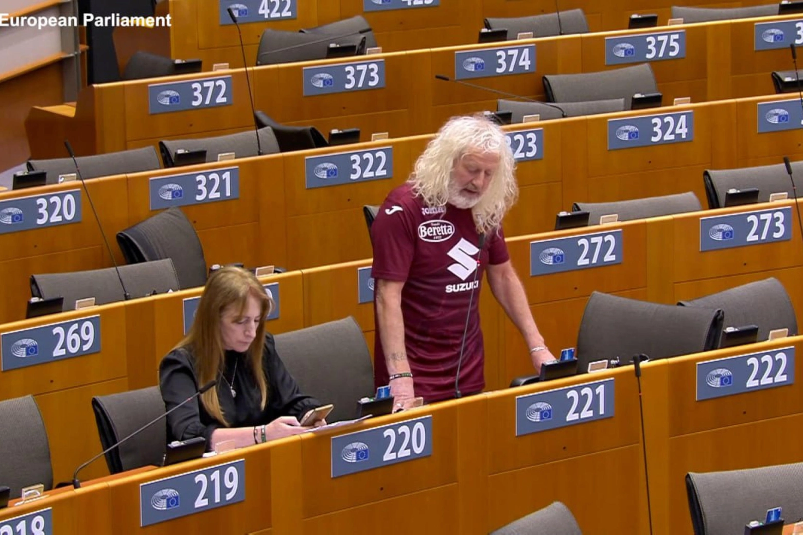 Mick Wallace con la maglia del Torino in aula a Bruxelles