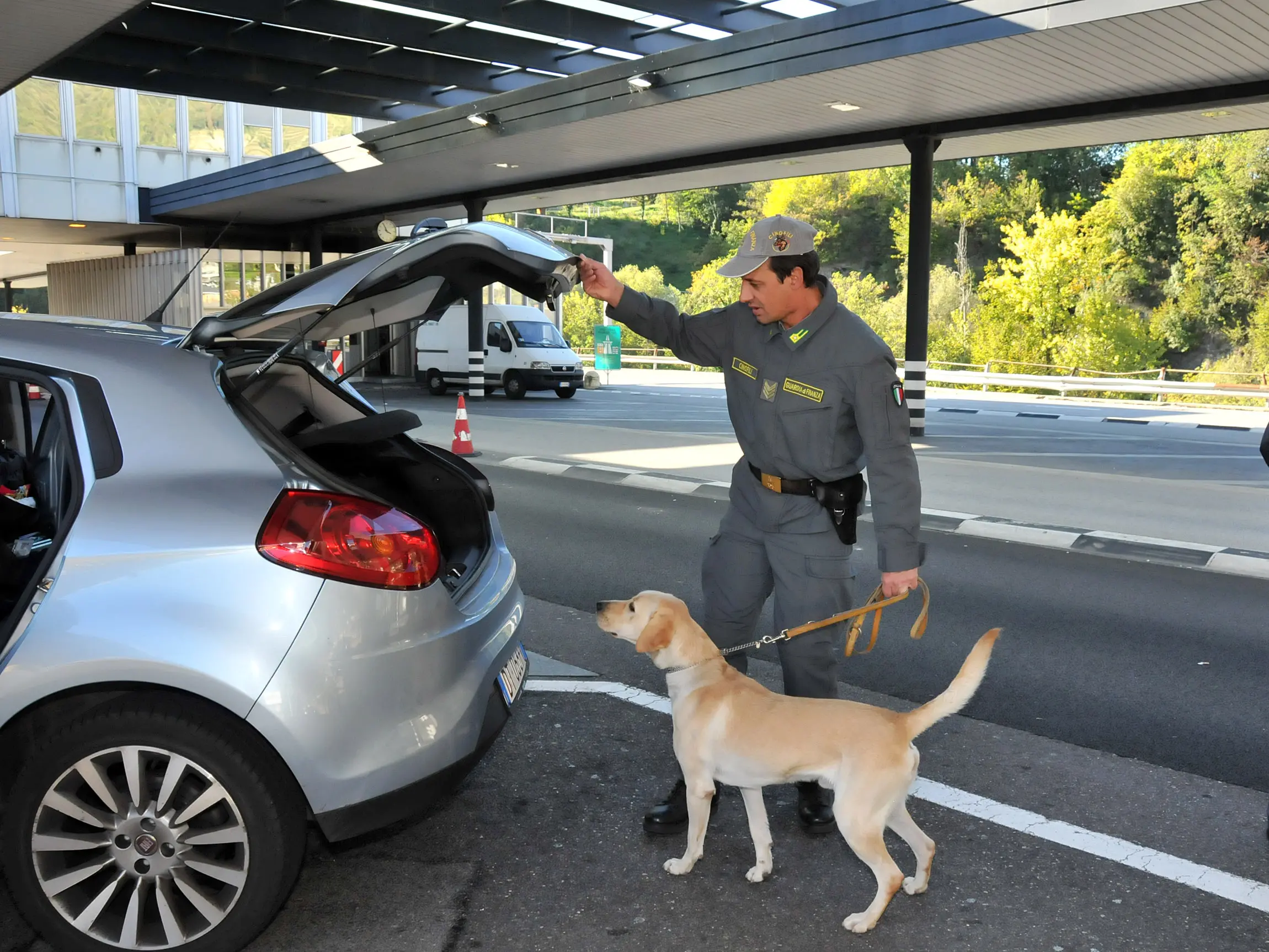 Reggio Calabria, la Finanza scopre 400mila euro nell’intercapedine di un’auto