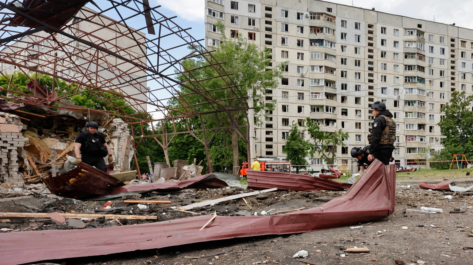 Un'area residenziale di Khakriv colpita da un raid russo (Ansa)
