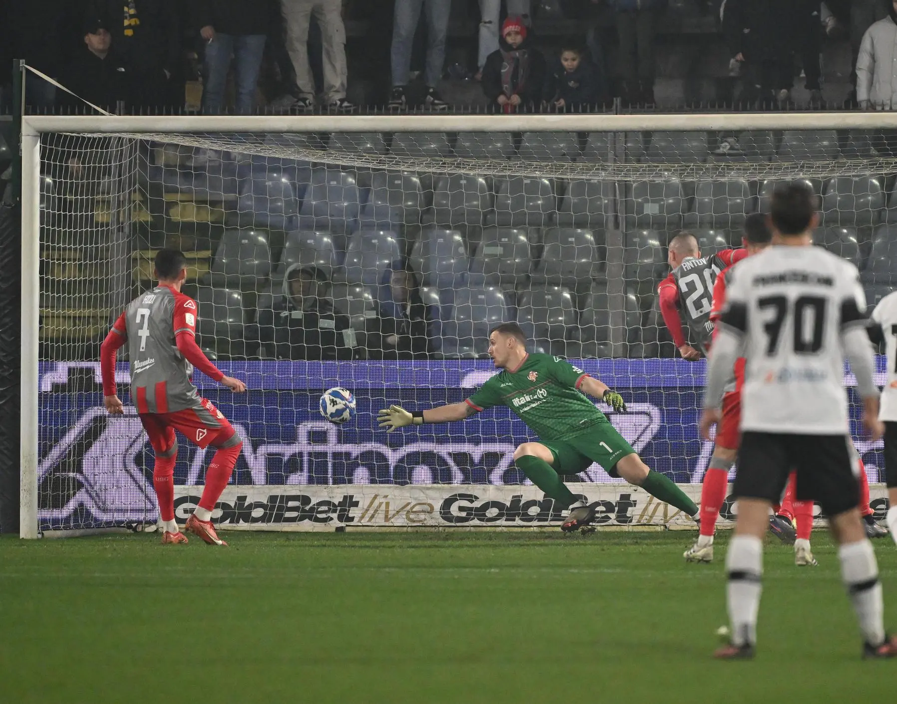 Cremonese... in punizione. Beffa e fischi nel recupero