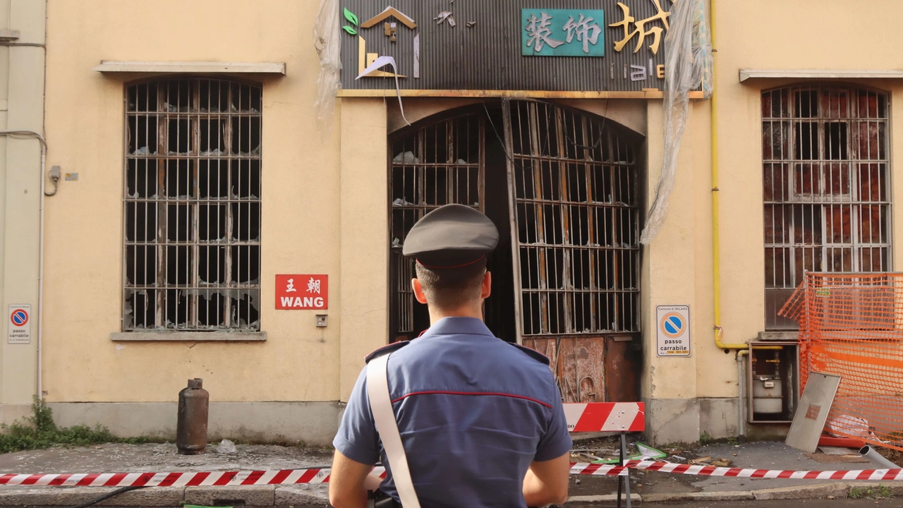 I pompieri al lavoro per spegnere il rogo in via Cantoni