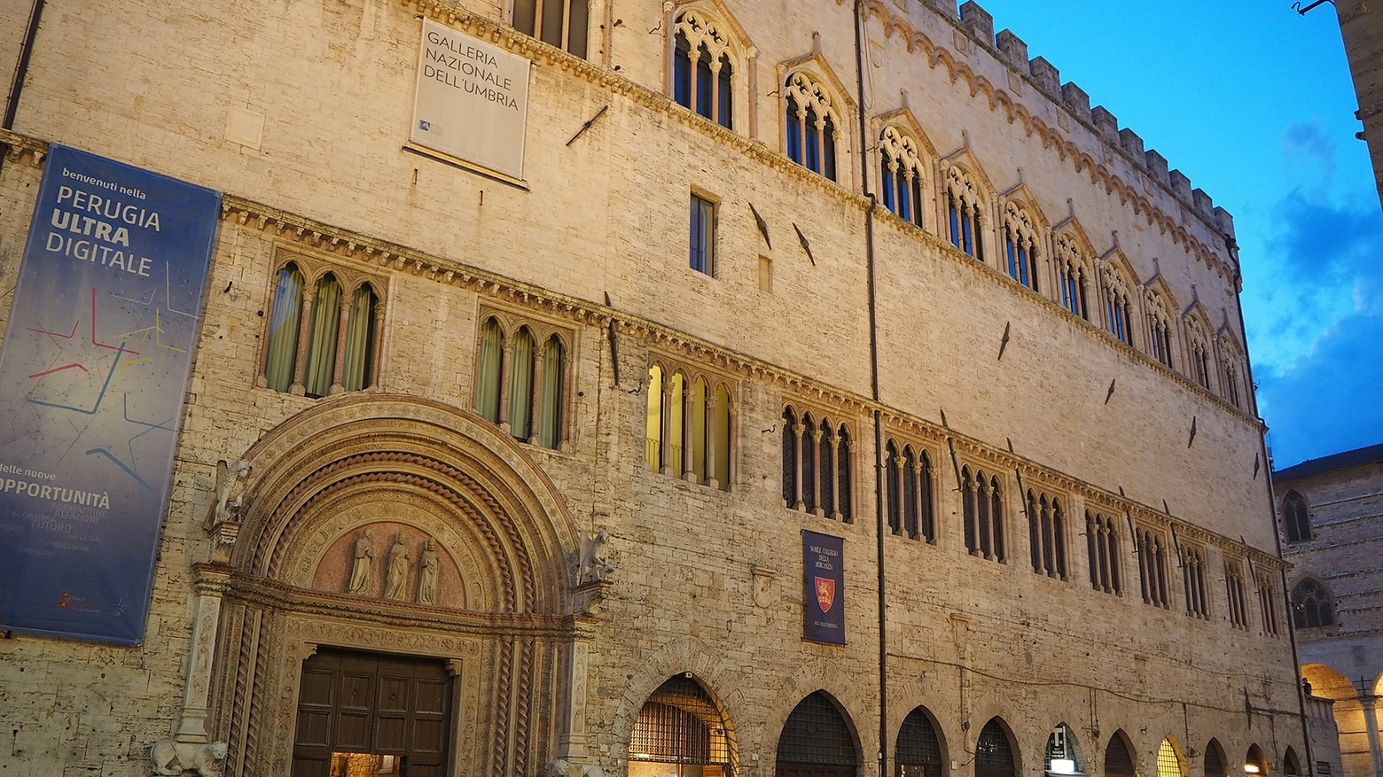 La facciata del Palazzo dei Priori a Perugia