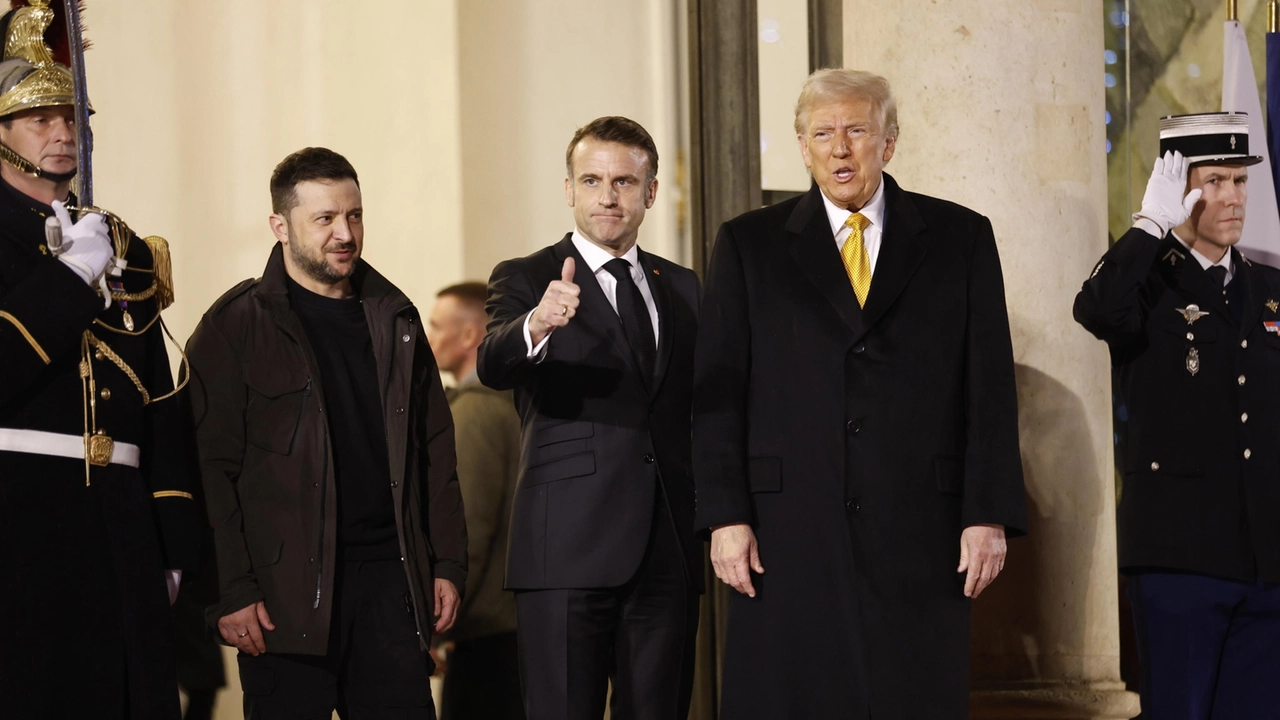 Volodymyr Zelensky, Emmanuel Macron e Donald Trump a Parigi