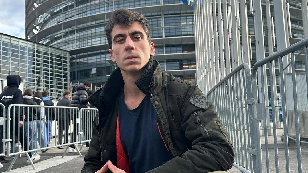 Fidias Panayiotou davanti al Parlamento Europeo di Strasburgo (Instagram)