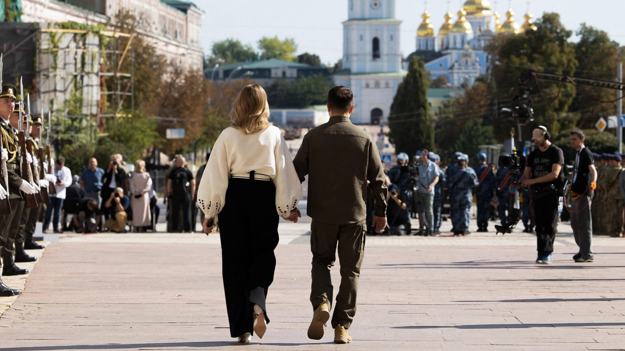 Ucraina, il presidente Volodymyr Zelensky e la moglie durante la cerimonia per la cerimonia di indipendenza (foto Ansa)