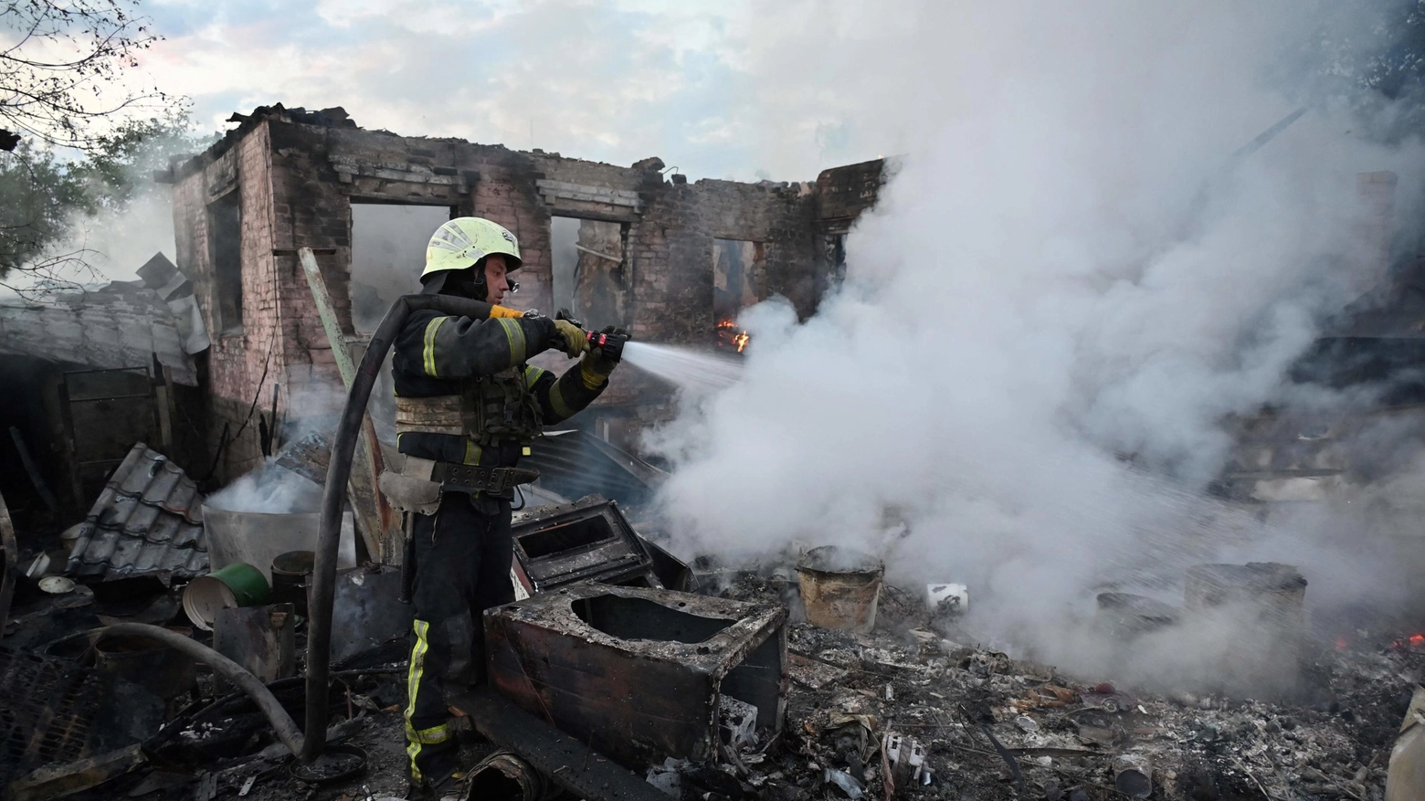 Un vigile del fuoco spegne un incendio provocato da un drone russo a Kharkiv (Ansa)