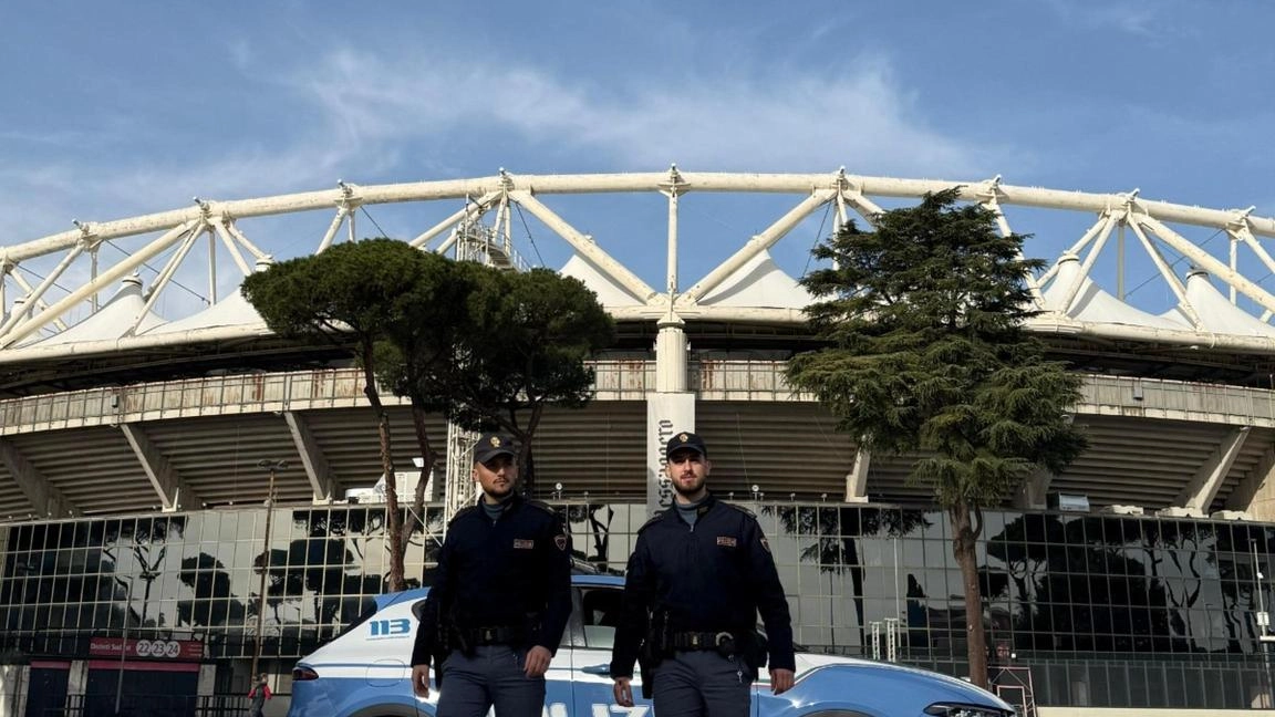 Il questore di Roma emette 16 Daspo per violazioni legate all'apologia del fascismo, coinvolgendo tifosi e persone da diverse città italiane.