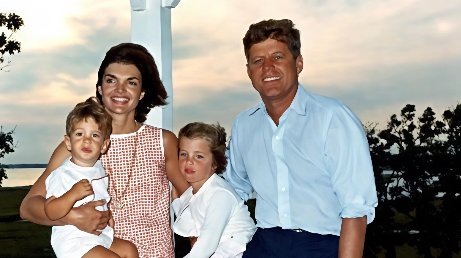 John Fitzgerald Kennedy con la moglie Jaqueline e i figli