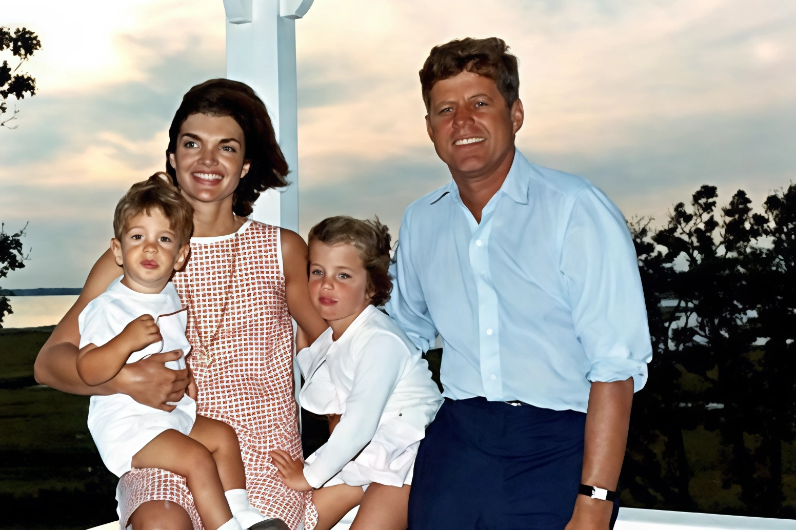 John Fitzgerald Kennedy con la moglie Jaqueline e i figli