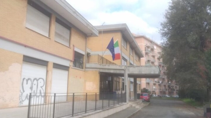 E’ il secondo in pochi giorni. Il delegato all’Edilizia scolastica della Capitale: “Degli ignoti si sono introdotti e hanno appiccato le fiamme”. Convocata una cabina di regia per la prossima settimana con il sindaco Gualtieri e il ministro Valditara