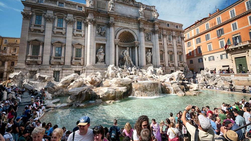 Fontana di Trevi a numero chiuso. E per le monetine arriva il cesto