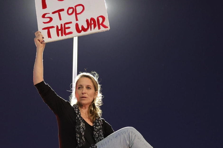 Una manifestante in piazza contro il governo di Netanyahu