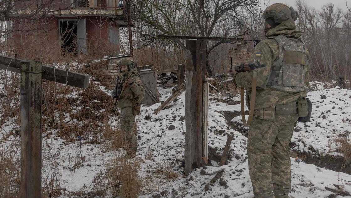 Forti attacchi a Kiev, missili balistici e droni kamikaze sulla capitale ucraina: almeno due feriti