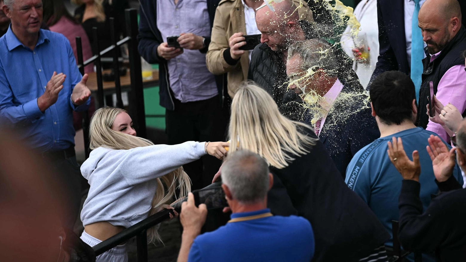 Nigel Farage colpito da un milkshake dopo un comizio a Clacton (Ansa)