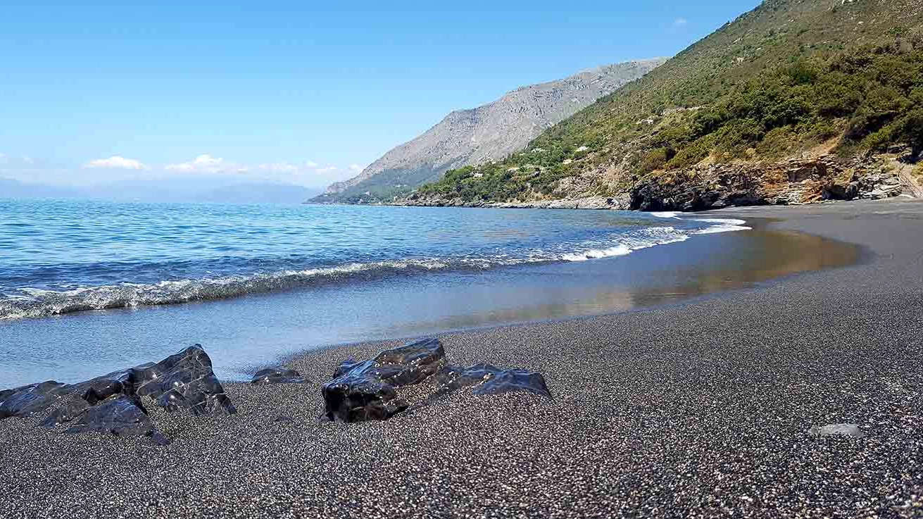 La suggestiva spiaggia nera di Maratea, la spiaggia di Cala Jannita