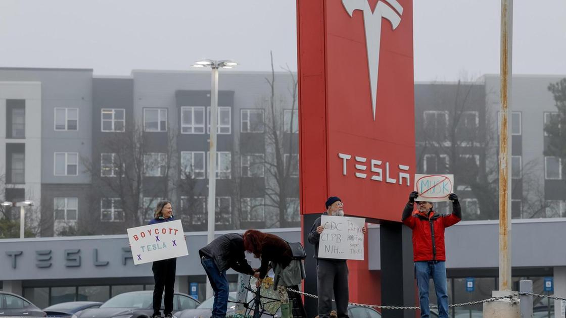 Tesla perde il 7% a Wall Street, vale meno di 1.000 miliardi