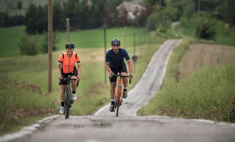 Cicloturismo 2025, la vacanza in bicicletta conquista tutti. Pinar Pinzuti: "Pedalare rende felici"